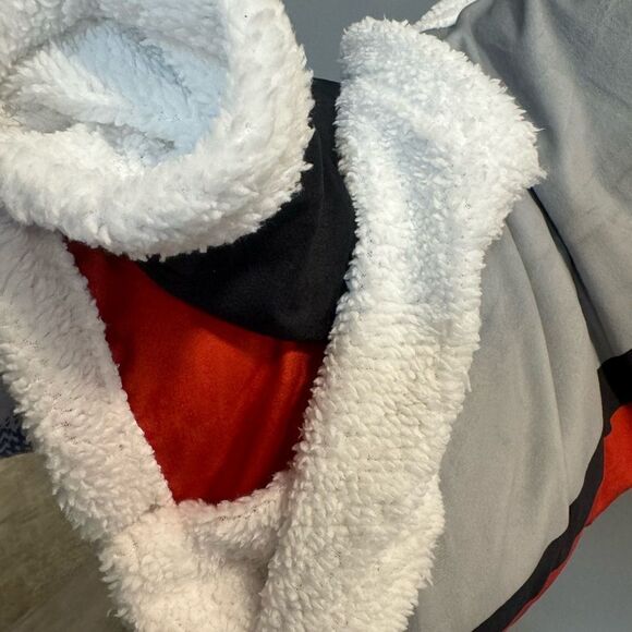 NWT Homefield stretch, plush Sherpa backed throw Wisconsin 60”X 70” - Picture 5 of 8